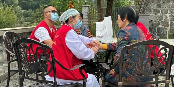 空调维修背后的暖心合影：温情传递，专业服务 家庭维修