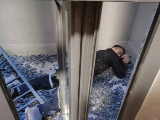 维修空调意外坠楼!空调维修工人现场痛心疾首 家庭维修 维修空调意外坠楼!空调维修工人现场痛心疾首 家庭维修