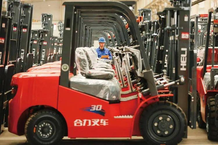 三人合力维修空调，共度酷暑时光 家庭维修