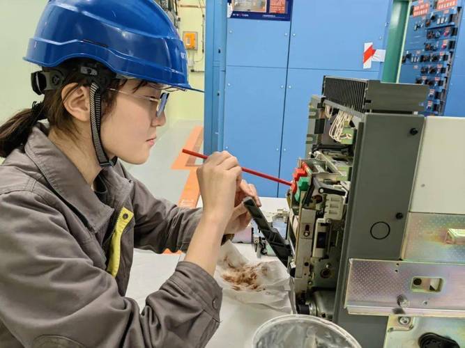 女性力量在空调维修领域的崛起：女技师的独特魅力与专业精神 家庭维修