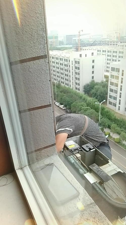 李子坝高空维修空调：现代城市中的“蜘蛛侠”技艺 家庭维修