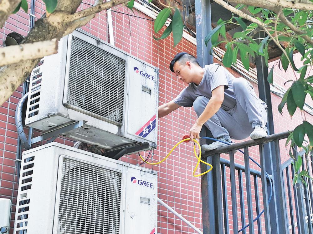 高温下的守护者_介绍高温空调维修工的辛酸与荣耀 家庭维修